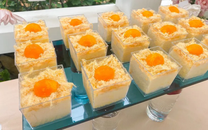 Những chiếc bánh bông lan trứng muối được bày trí đẹp mắt trong những ly nhỏ