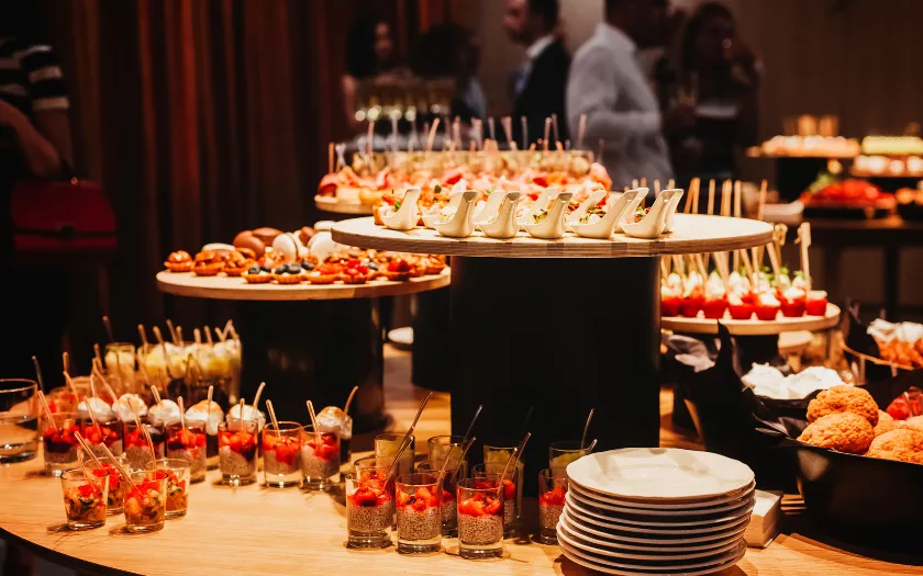 Tiệc Finger Food theo hình thức buffet tự phục vụ tạo không gian thoải mái cho khách mời