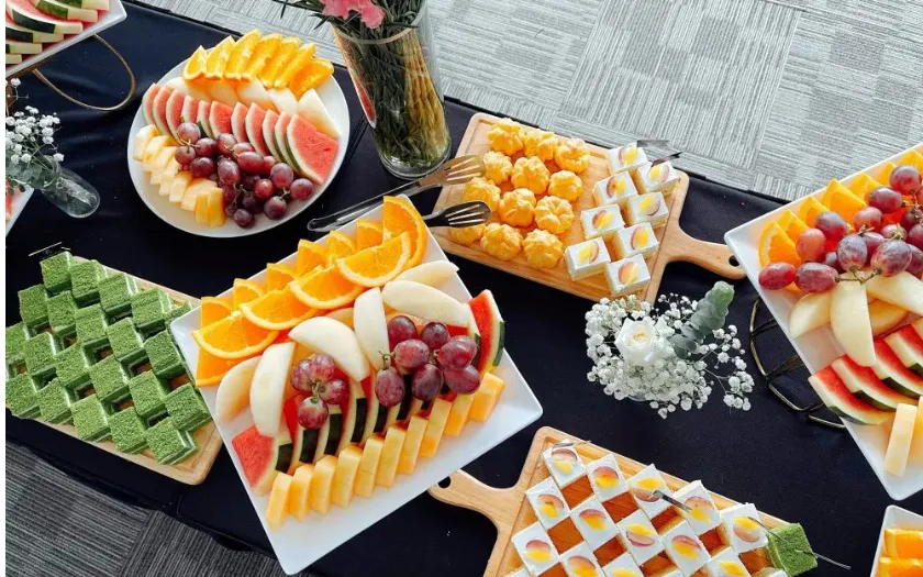 Những lát cam tươi mọng được cắt hình lưỡi liềm
