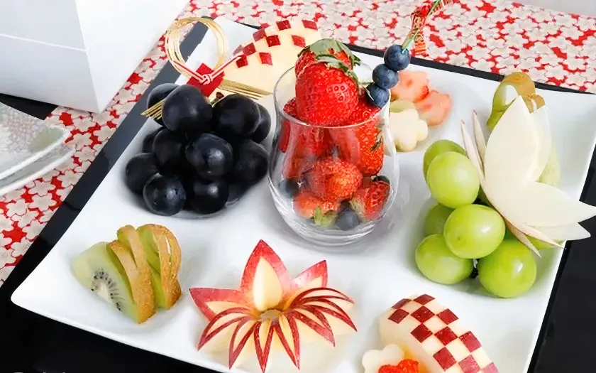 Những lát kiwi có lớp vỏ nâu mỏng bao quanh phần ruột màu xanh lục tươi mát