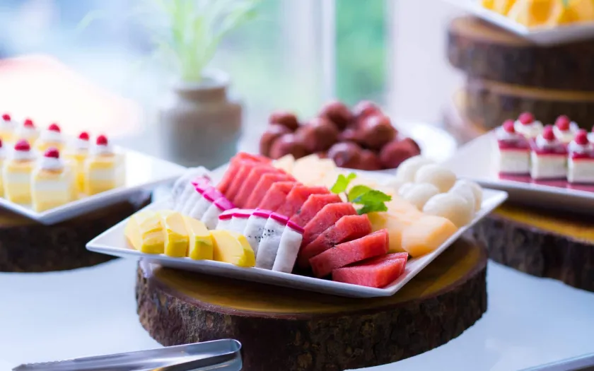 Dưa hấu được cắt thành từng miếng nhỏ hình tam giác, xếp gọn gàng và thẳng hàng trên đĩa trái cây