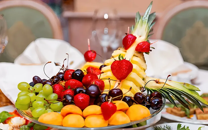 Chùm nho xanh căng mọng được bày trí khéo léo ở phía trước đĩa trái cây