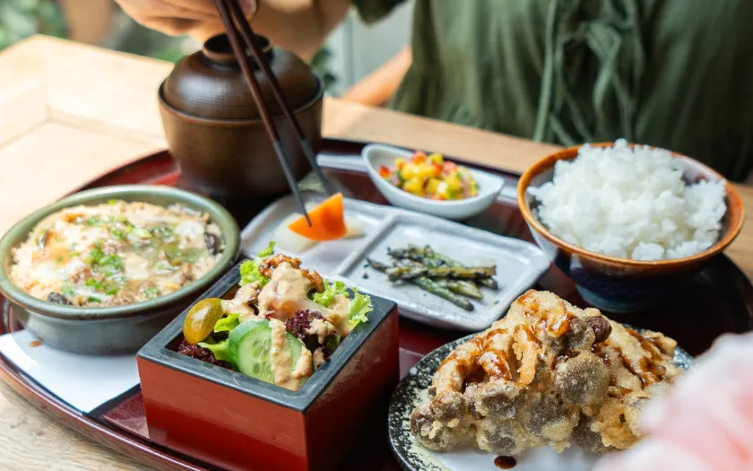 Bữa brunch kiểu Nhật, với khay đồ ăn đa dạng được sắp xếp đẹp mắt