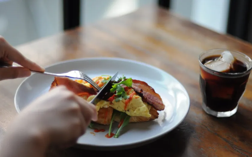 Món brunch hấp dẫn gồm trứng bác, thịt xông khói và rau thơm