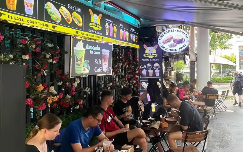 Du khách đang thưởng thức brunch với các món ăn Việt Nam như bánh mì và đồ uống giải khát