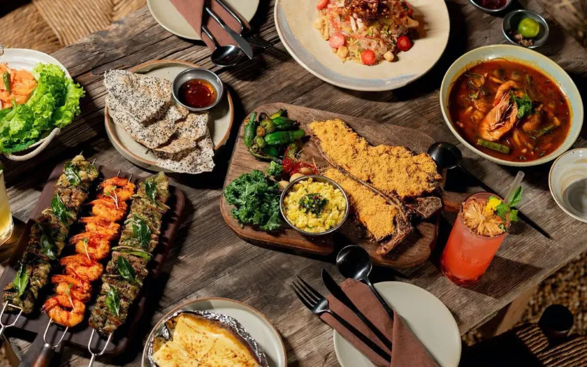 Một bàn ăn brunch thịnh soạn với nhiều món ăn truyền thống