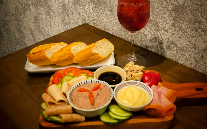 Bữa ăn brunch thịnh soạn với nhiều loại thịt nguội