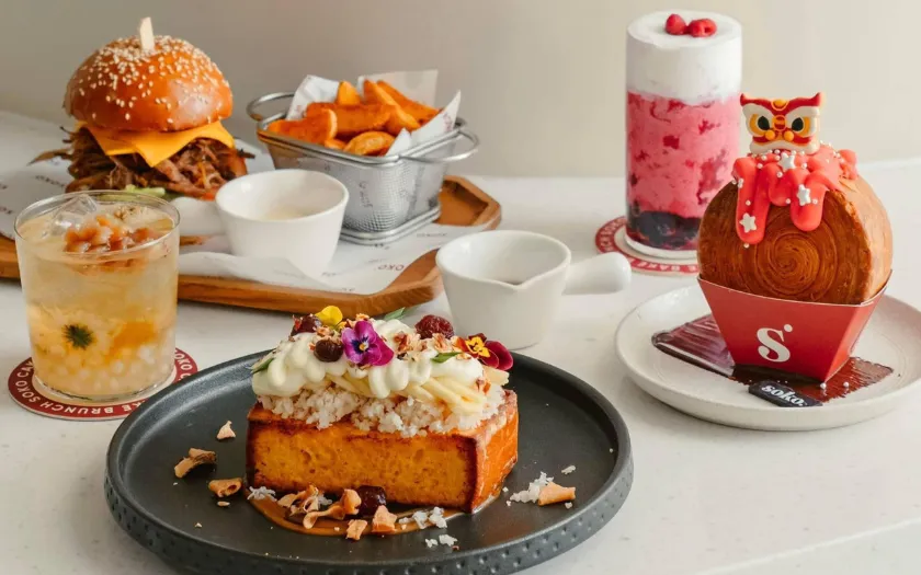 Một bàn ăn brunch đầy ắp những món ăn và đồ uống hấp dẫn