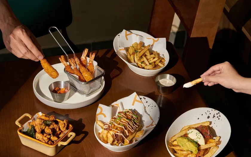 Bữa ăn brunch với đa dạng các món chiên hấp dẫn