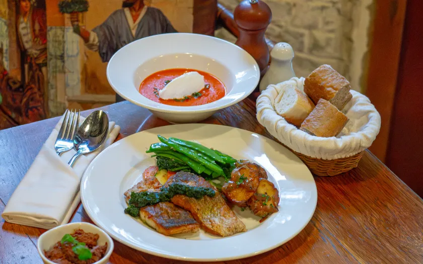 Bữa ăn brunch đầy đủ các món được trình bày đẹp mắt trên bàn gỗ