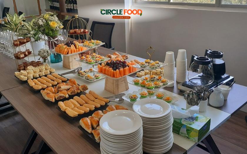 Setup bàn Teabreak tối giản