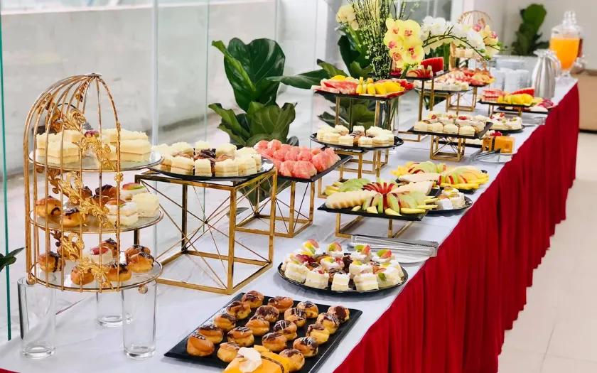 Tiệc teabreak theo tông màu đỏ-trắng
