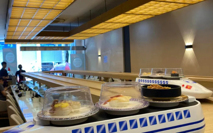 Buffet sushi băng chuyền độc lạ
