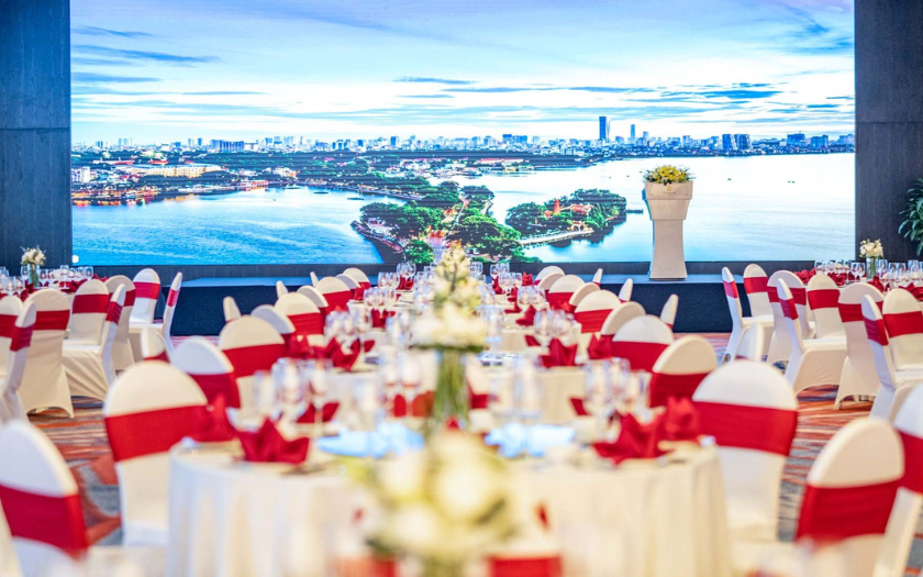 Nhà hàng chuẩn bị tỉ mỉ trước bữa tiệc banquet