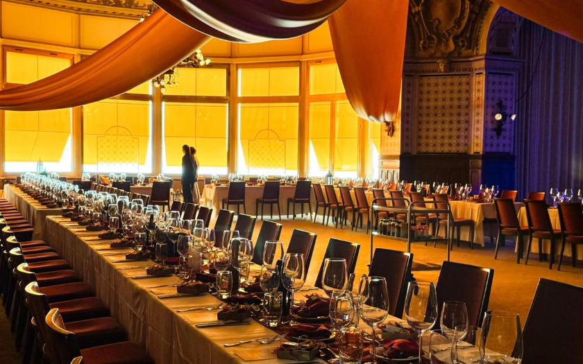 Không gian tiệc dạ hội trang trọng, tinh tế
