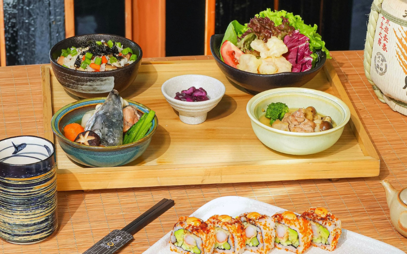 Đây là Sushi & Sake Bar duy nhất trưng bày một bộ sưu tập các loại rượu Sake nổi tiếng và những loại hải sản tươi sống được nhập khẩu từ Nhật Bản