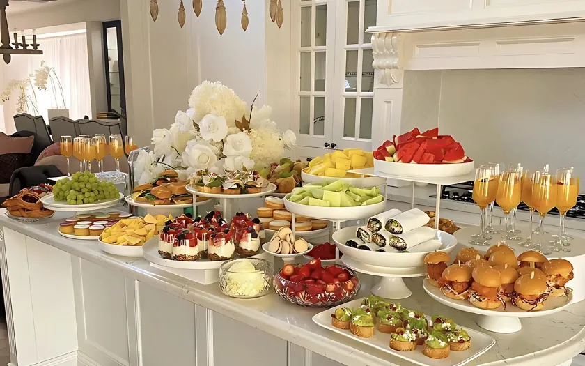 Bàn buffet có sự đầy đặn về đồ ăn thêm tính chuyên nghiệp, tinh tế