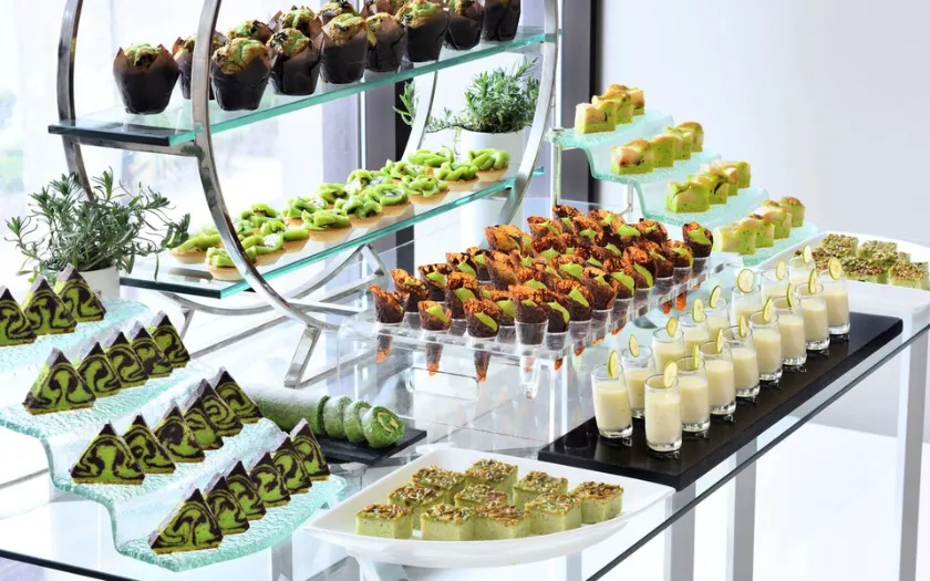 Quầy buffet phân chia theo màu sắc bắt mắt