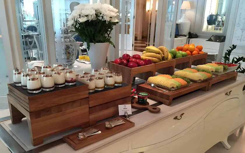 Kết hợp nhiều đa dạng các chất liệu trong quầy line buffet