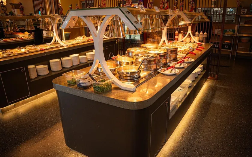 Ánh sáng trong quầy buffet là điểm nhấn không thể thiếu