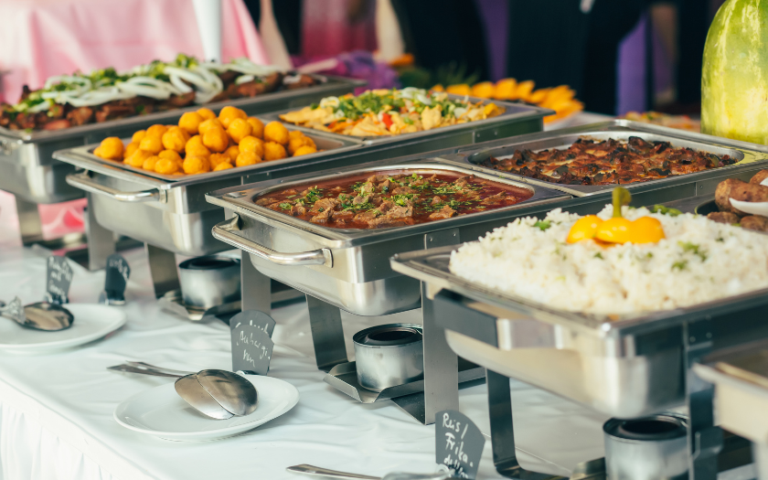 Quầy buffet sử dụng inox bền, đẹp, dễ vệ sinh