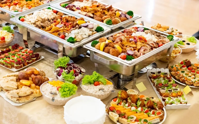 Quầy line buffet phân loại theo vật liệu chế tạo
