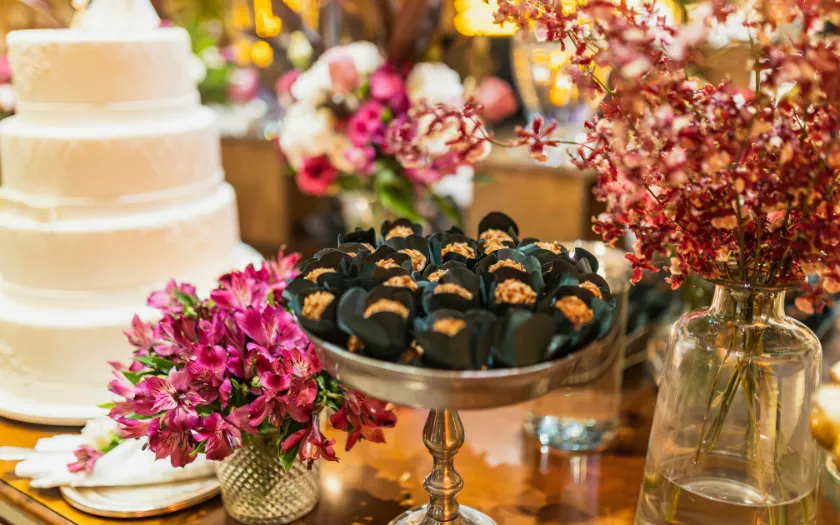 Hoa tươi với cảm giác ngọt ngào, thêm màu sắc cho quầy line buffet