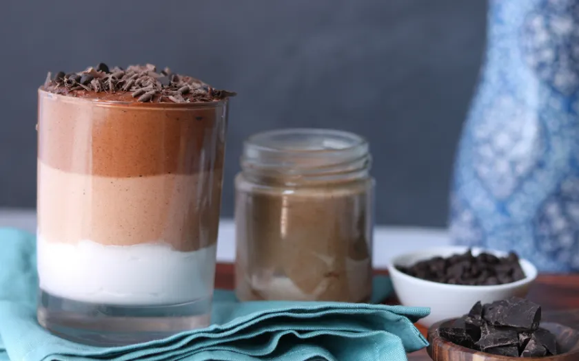 Ly Mousse cà phê ba tầng hấp dẫn với sự kết hợp tinh tế giữa lớp kem trắng béo ngậy