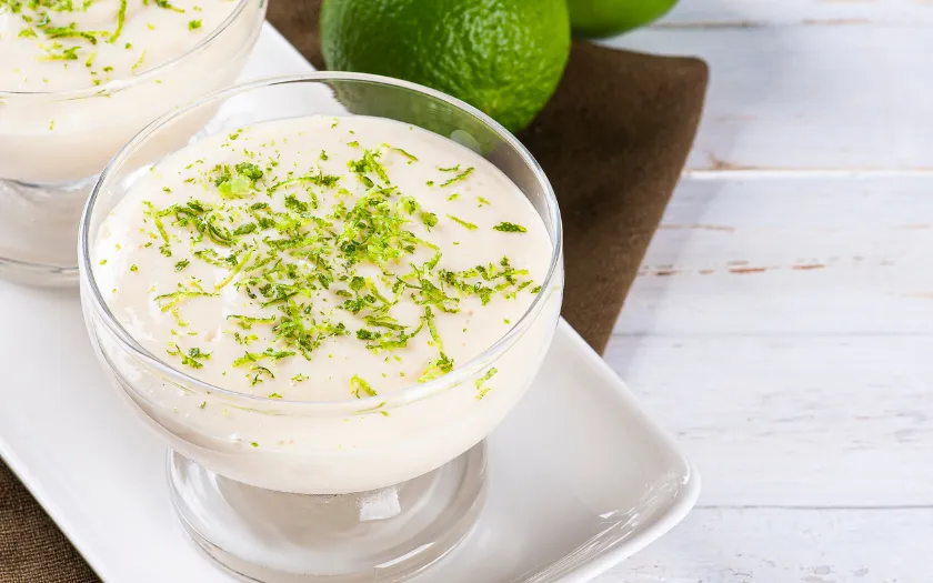 Ly Mousse sữa chua tươi mát, điểm xuyết thêm vỏ chanh bào xanh nổi bật