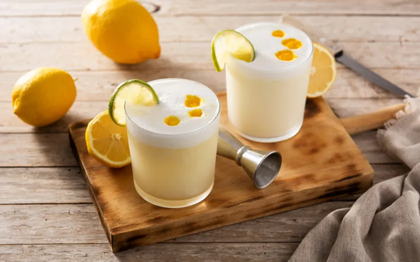 Pisco Sour là sự kết hợp độc đáo giữa vị chua, ngọt và hơi đắng, cùng với lớp bọt mịn màng từ lòng trắng trứng. 