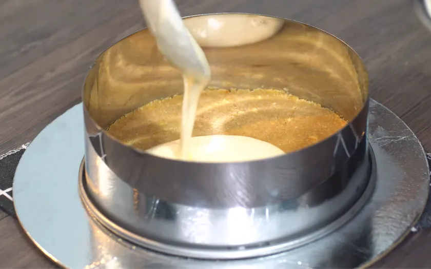 Đổ phần mousse dưa lưới lên trên phần đế bánh