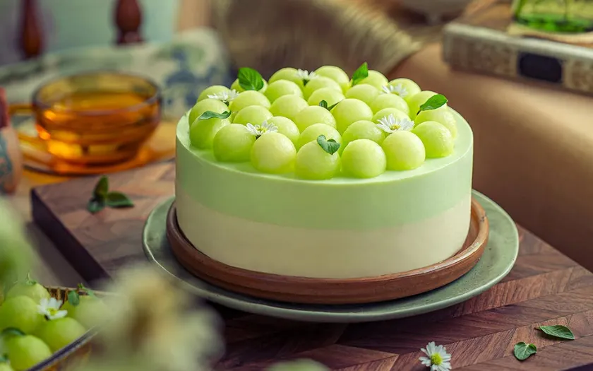 Dùng viên dưa lưới, lá bạc hòa và hoa cúc để trang trí bánh