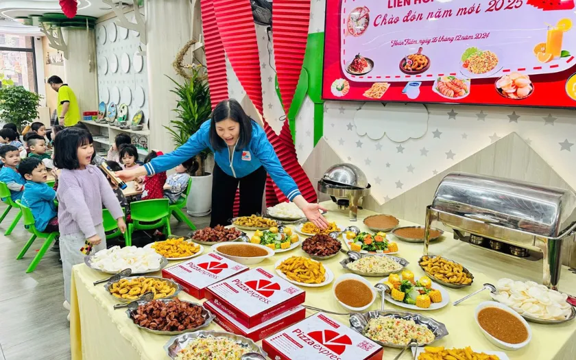 Phân công công việc rõ ràng khi tổ chức tiệc buffet cho trẻ