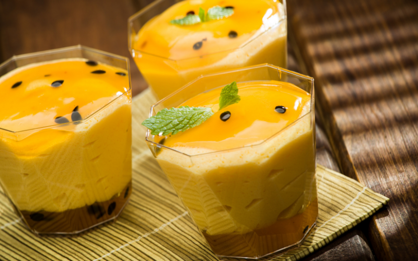 Mousse chanh dây nổi bật với sắc vàng