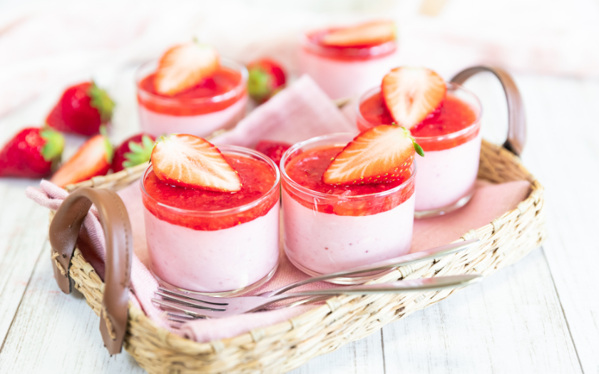 Mousse dâu tây với sắc đỏ nổi bật