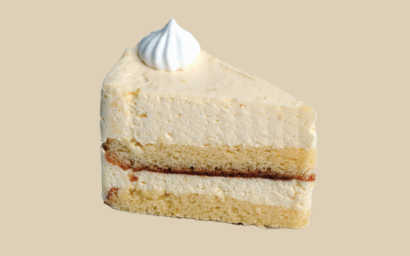 Một lát bánh Mousse phô mai béo ngậy, với hai lớp bánh bông lan mềm xen kẽ lớp mousse mịn màng