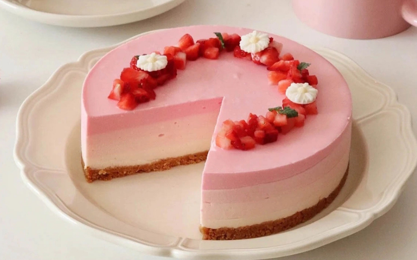 Bánh mousse dâu tây nhiều tầng màu hồng nhạt xen lẫn trắng với vẻ ngoài tinh tế