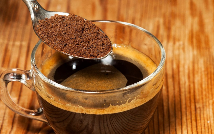 Pha cà phê là bước đầu trong cách làm Tiramisu