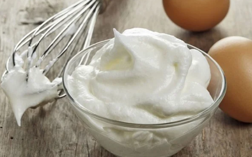 Lòng trắng trứng được đánh đều cho đến khi bông cứng