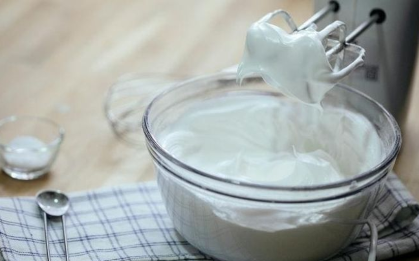 Dùng máy đánh whipping cream bông mềm sánh mịn