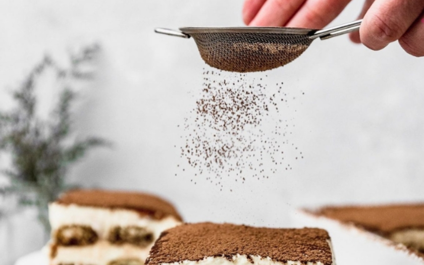 Rắc phủ đều cacao lên mặt bánh Tiramusu