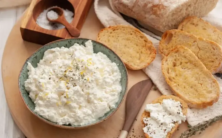 Ricotta là một sản phẩm phụ được tạo ra từ phần váng sữa còn sót lại trong quá trình làm phô mai