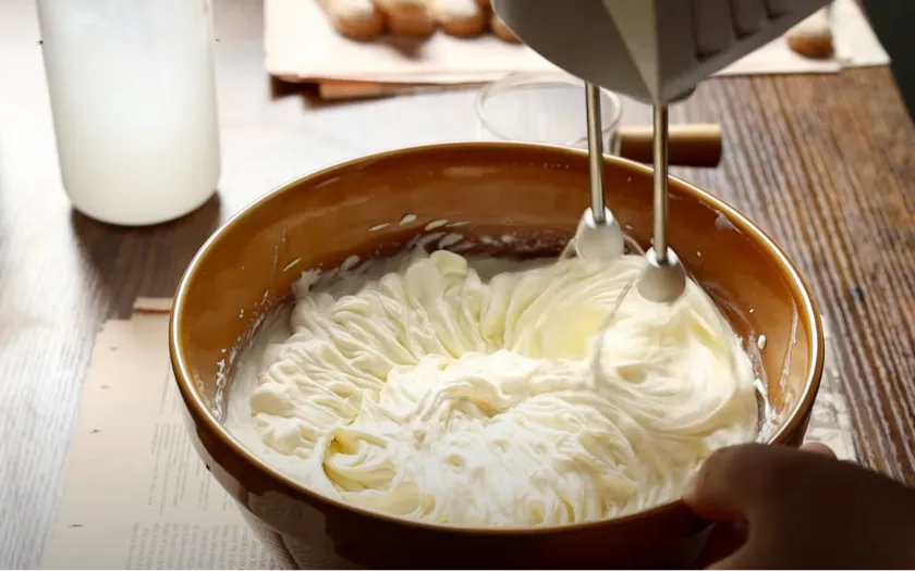 Bước 1: Đánh bông sour cream và kem tươi