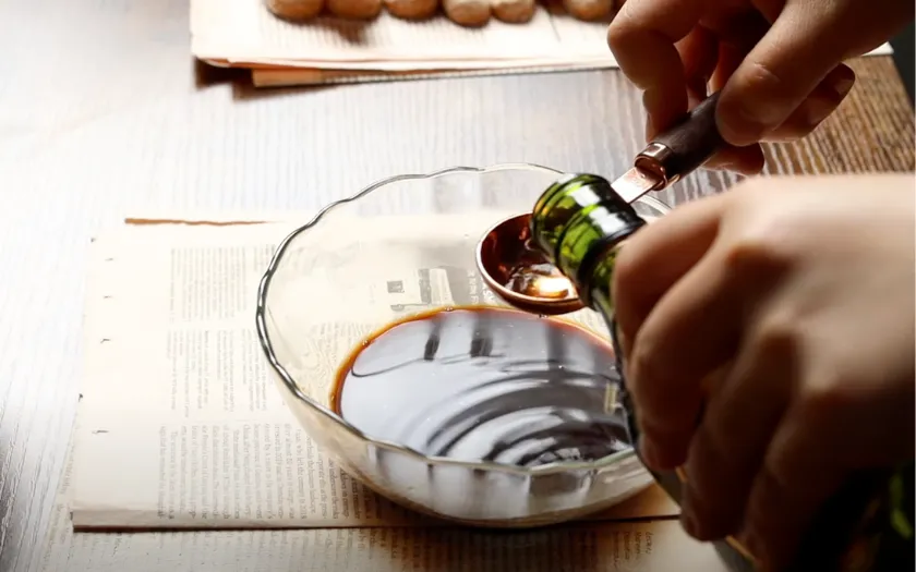 Bước 2: Pha cà phê + rượu rum + chiết xuất hạnh nhân + đường nâu