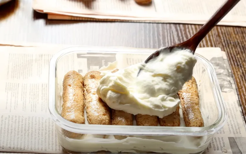 Bước 3: Xếp 1 lớp bánh, 1 lớp kem đến khi đầy khuôn