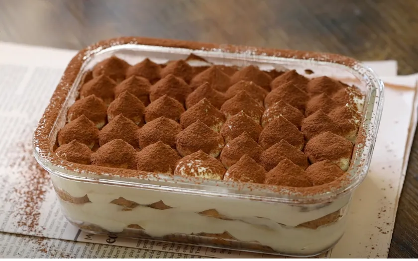 Bước 4: Để bánh qua đêm sau đó rắc cacao trang trí