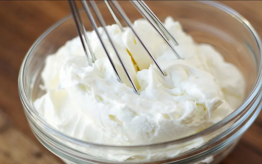 Kem tươi béo - nguyên liệu thay thế mascarpone với kết cấu mềm mịn khi đánh bông