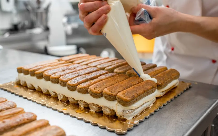 Bước 5: Xếp từng lớp bánh và kem cho đến khi đầy khuôn