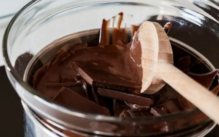Bước 3: Đun socola với sữa cho đến khi socola tan chảy