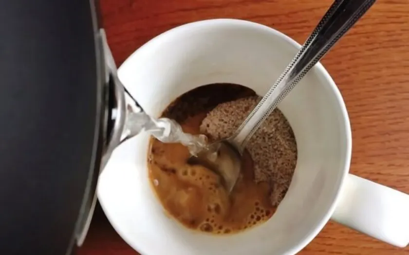 Bước 1: Pha cà phê và rượu